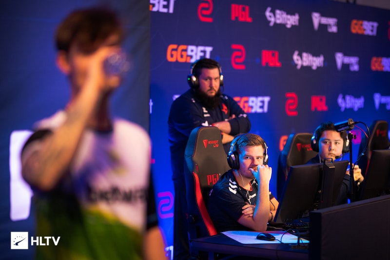 通过充满策 通过充满策